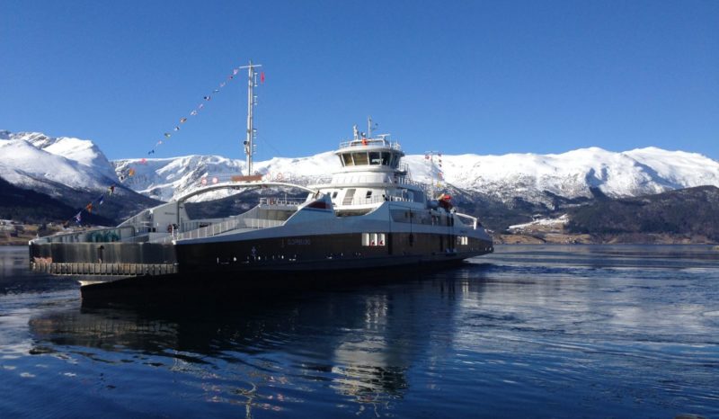 Bilferje på fjorden.